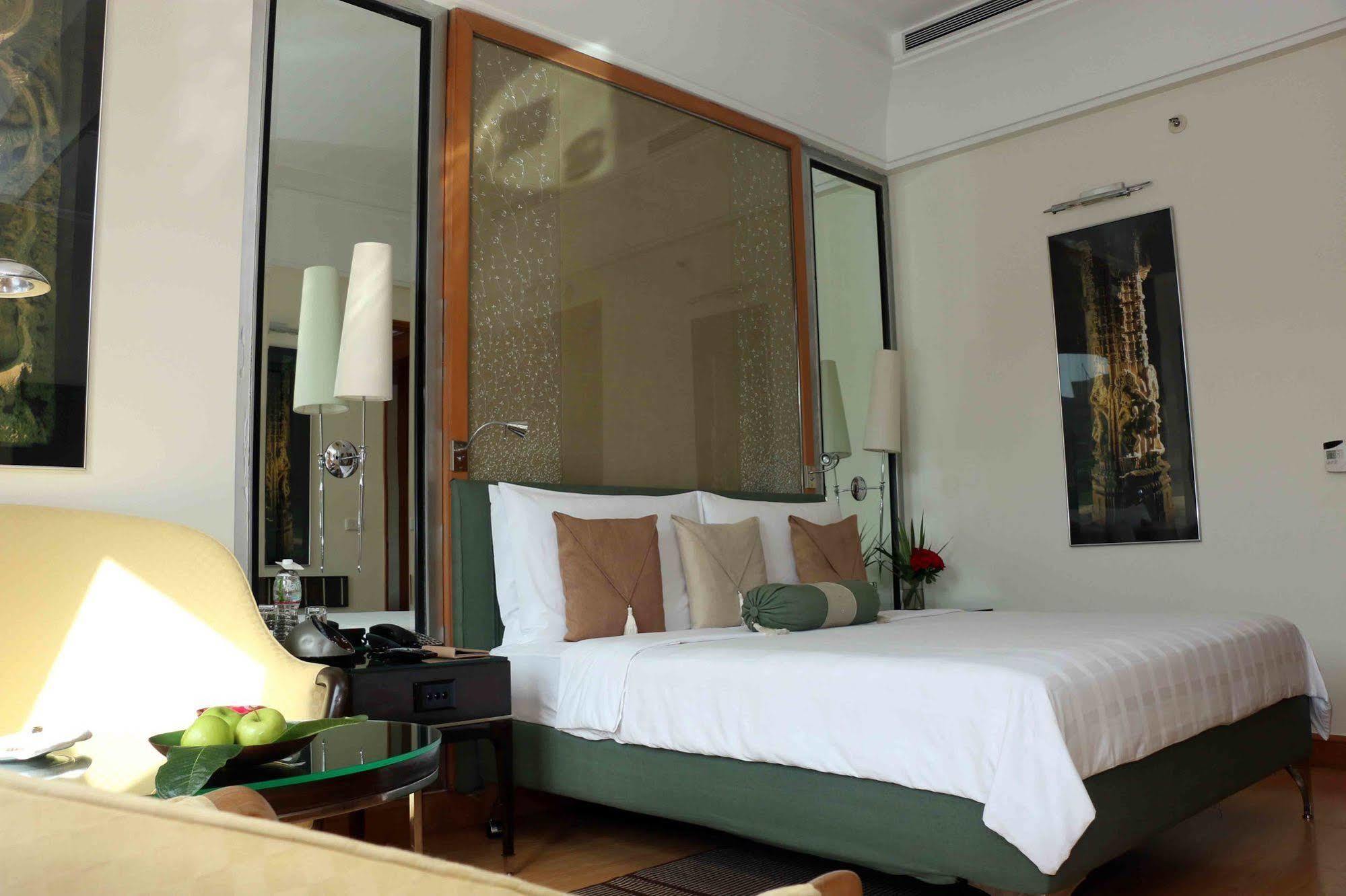 古尔冈特瑞登特酒店 外观 照片 A bedroom at the Taj Bengal
